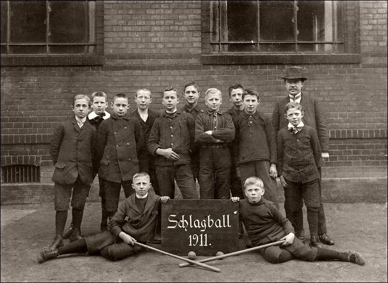 File:Schlagball 1911.jpeg